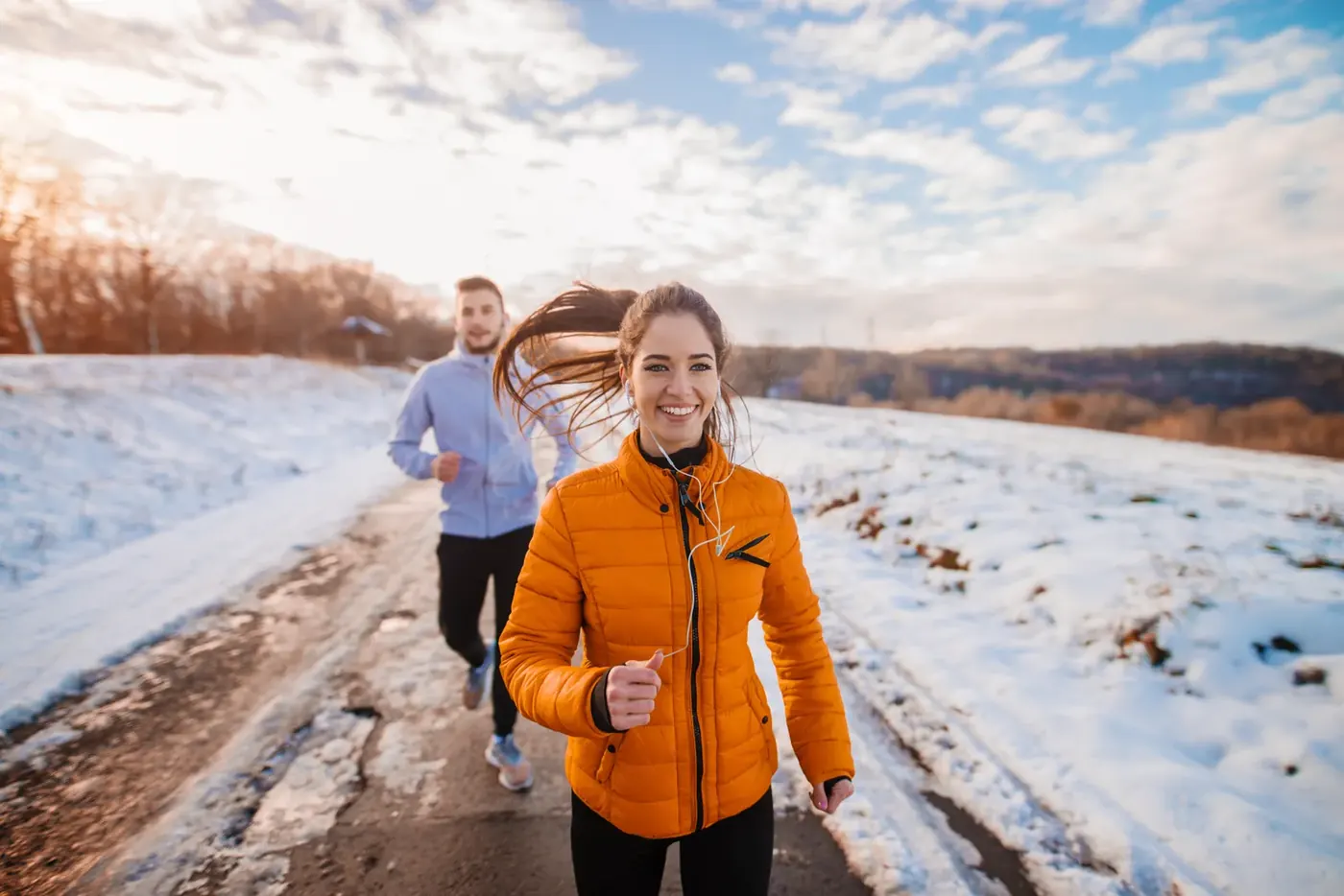 Two people running along a snowy track, illustrating the Huel ASA ruling on backing up advertising claims