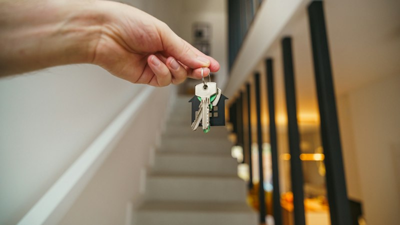 Hand holding house keys, the mortgages MCOB 3A covers